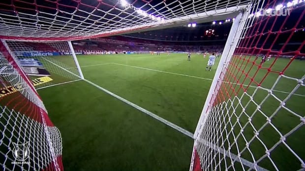 Botafogo punished by controversial goal after bizarre mix-up